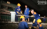 Hà Nội: Trắng đêm vớt cá chết ở hồ Hoàng Cầu